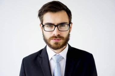 yakışıklı bir adam bir takım elbise