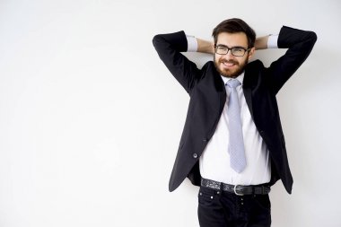 yakışıklı bir adam bir takım elbise