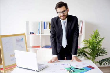 Ofiste çalışan iş adamı