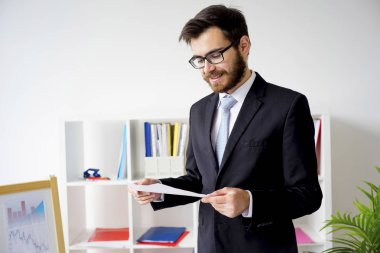 Ofiste çalışan iş adamı