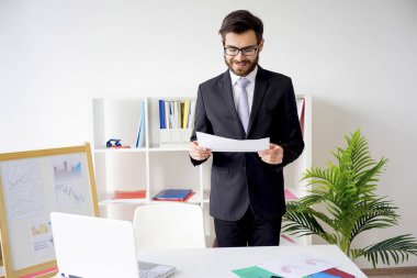 Ofiste çalışan iş adamı