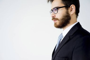 yakışıklı bir adam bir takım elbise