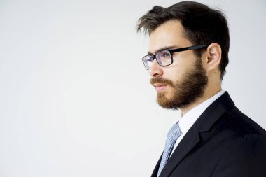 yakışıklı bir adam bir takım elbise