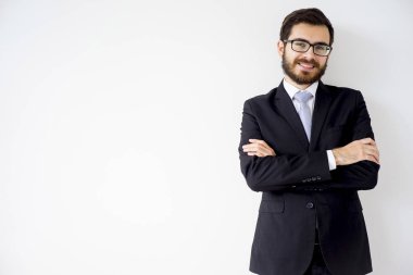 yakışıklı bir adam bir takım elbise