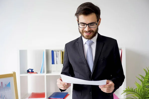 Uomo d'affari che lavora in ufficio — Foto Stock