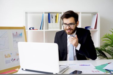 Ofiste çalışan iş adamı