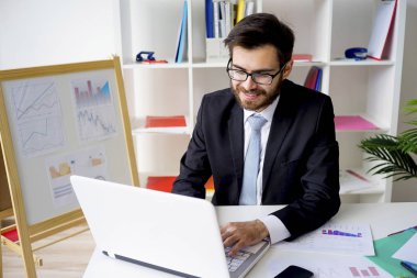 Ofiste çalışan iş adamı