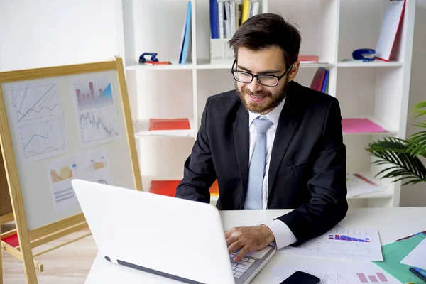 Ofiste çalışan iş adamı