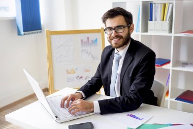 Ofiste çalışan iş adamı