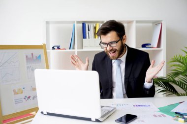 Ofiste çalışan iş adamı