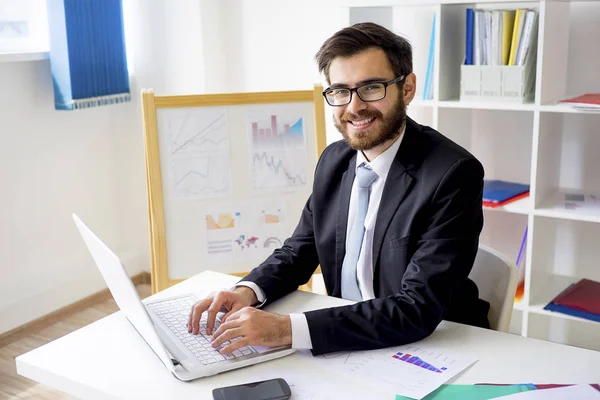 Ofiste çalışan iş adamı