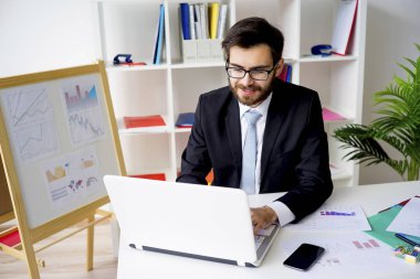 Ofiste çalışan iş adamı