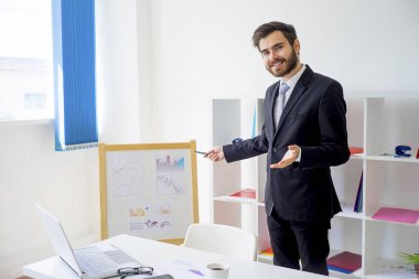 İşadamı bir sunum