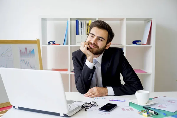 Homme d'affaires rêvant dans le bureau — Photo