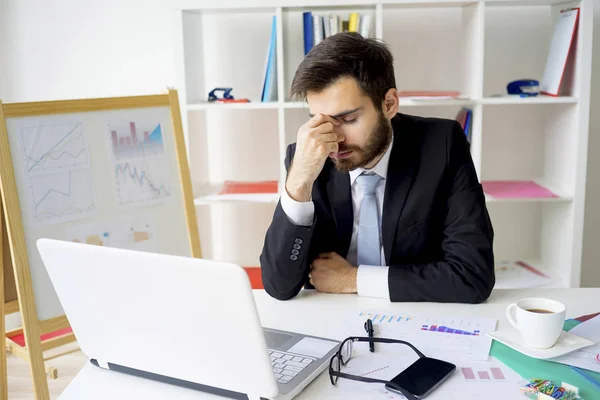 Retrato de um homem de negócios cansado — Fotografia de Stock