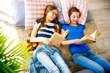 İki kız evde eğitim