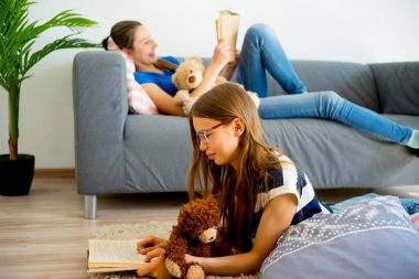 İki kız evde eğitim