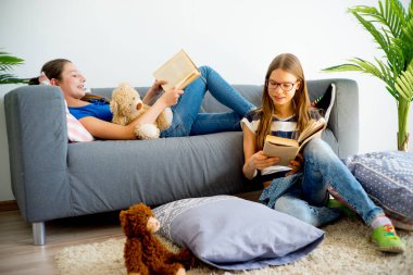 İki kız evde eğitim