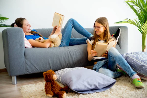 Дві дівчини навчаються вдома — стокове фото