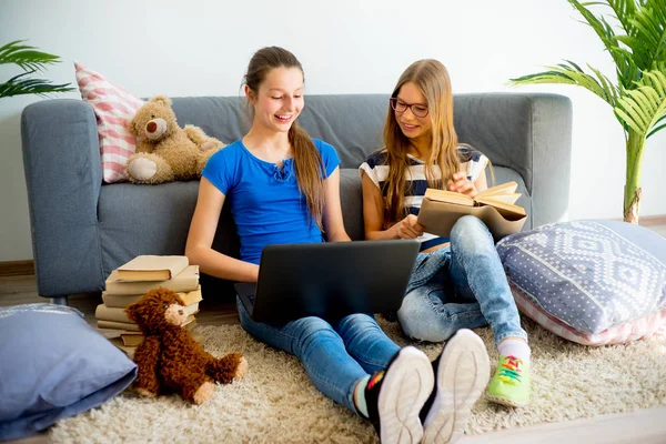 2 つの女の子が自宅で勉強 — ストック写真