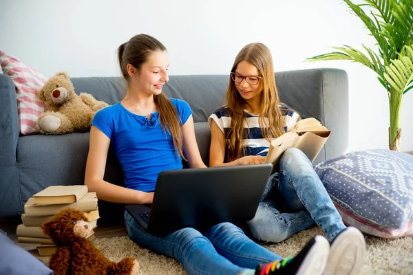 Dos chicas estudiando en casa —  Fotos de Stock