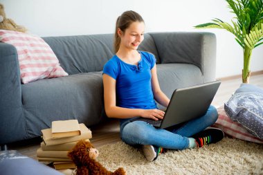 Kız evde çalışıyor.