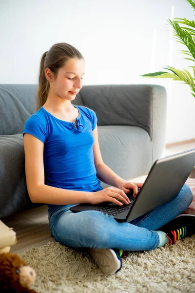 Chica estudiando en casa — Foto de Stock