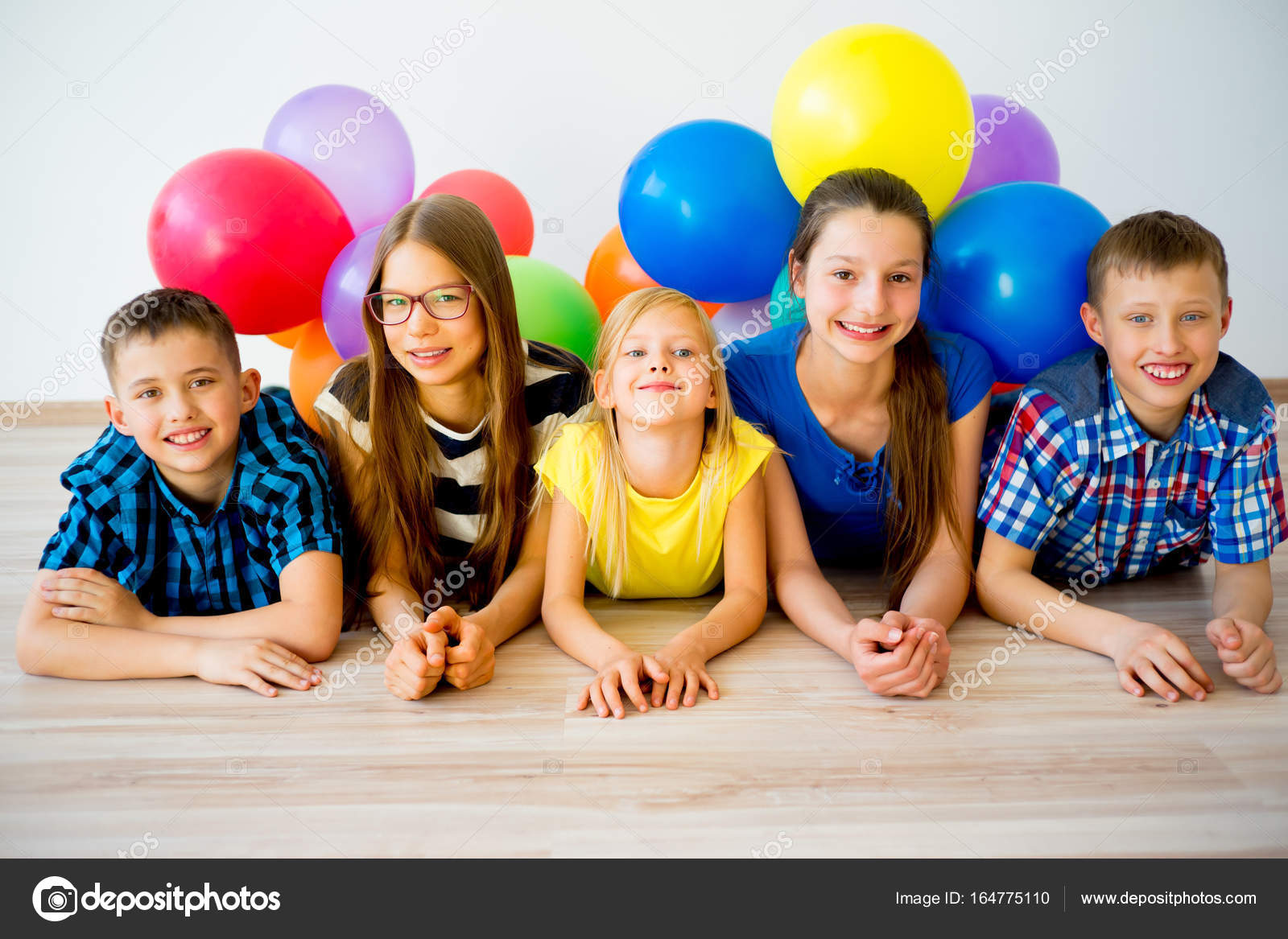 Imágenes: niños felices con globos | niños felices con globos — Foto de