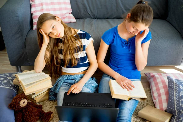 Chica estudiando en casa — Foto de Stock