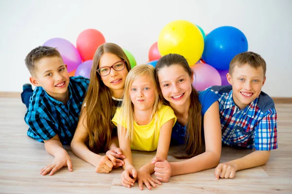 De gelukkige kinderen met ballonnen — Stockfoto