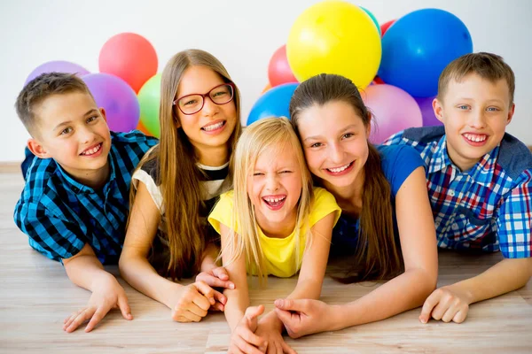 De gelukkige kinderen met ballonnen — Stockfoto