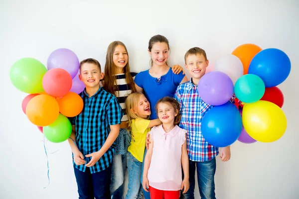 Niños felices con globos —  Fotos de Stock