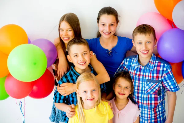 Niños felices con globos —  Fotos de Stock