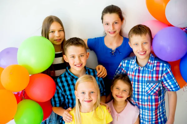 Niños felices con globos —  Fotos de Stock