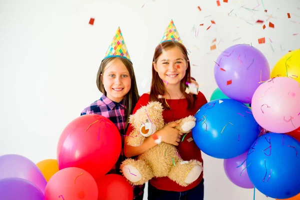 Niños felices con globos —  Fotos de Stock