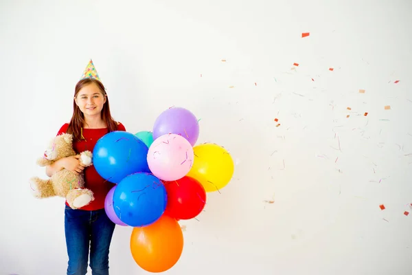 Balonlar ile mutlu çocuk — Stok fotoğraf