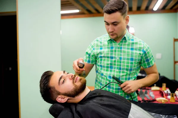 Uomo ottenere un taglio di capelli — Foto Stock