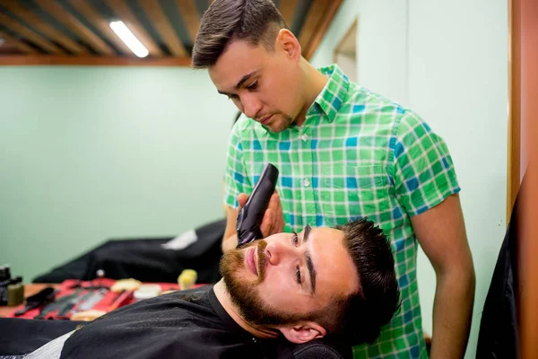 Mann bekommt einen Haarschnitt — Stockfoto