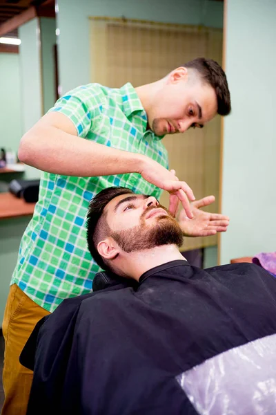 Hombre consiguiendo su barba recortada — Foto de Stock