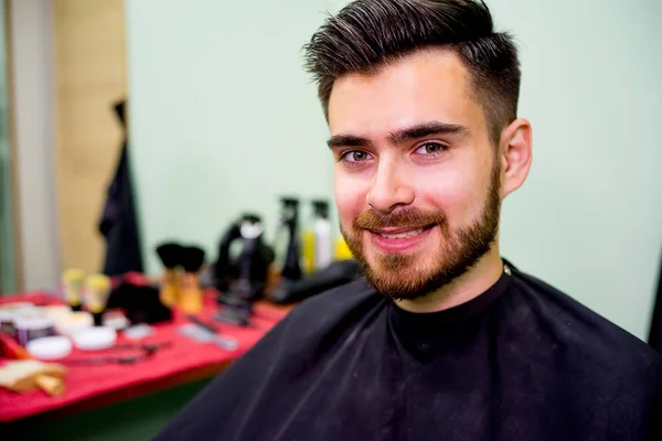 Un tipo guapo en una barbería — Foto de Stock