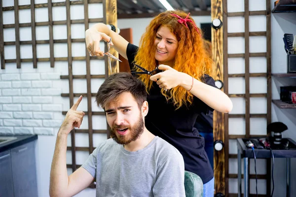 Estilista feminina no trabalho — Fotografia de Stock