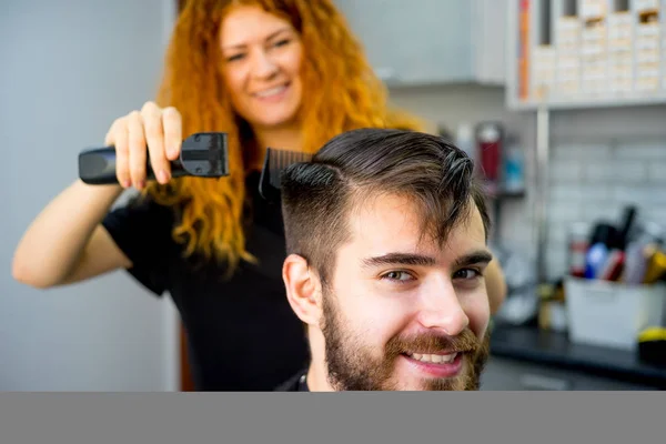 Barber cutting hair — Stock Photo, Image