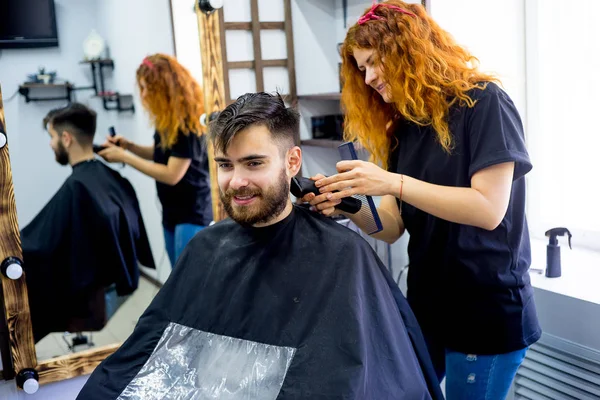 Мужчина в парикмахерской — стоковое фото