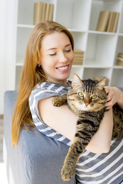 Kedi kadınla — Stok fotoğraf
