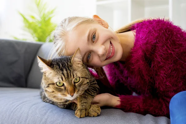 Girl with a cat — Stock Photo, Image