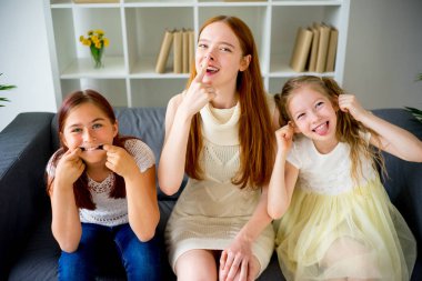 Anne ve iki kızı surat