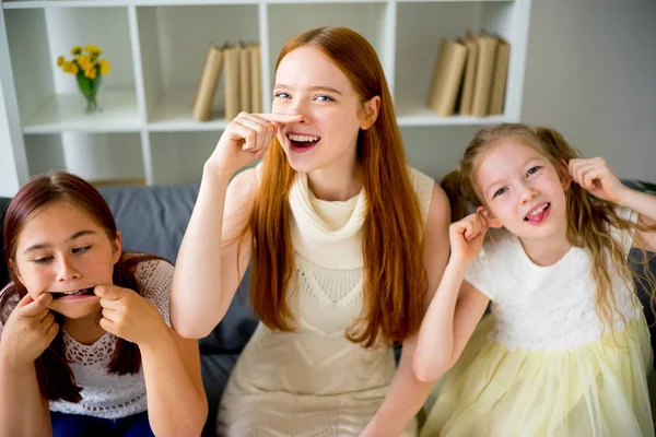 Anne ve iki kızı surat