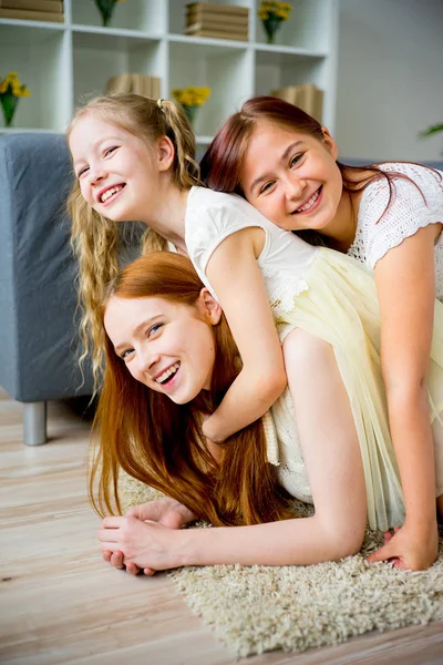 Madre y dos hijas tonteando — Foto de Stock