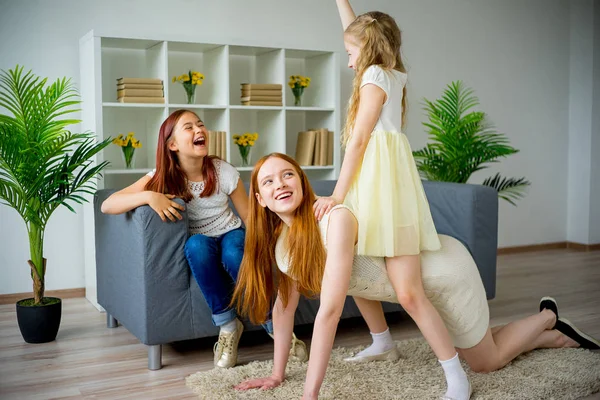 Madre y dos hijas tonteando — Foto de Stock