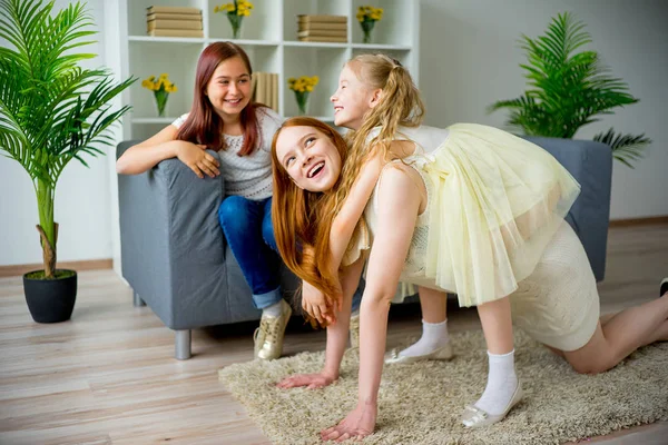 Mutter und zwei Töchter albern herum — Stockfoto